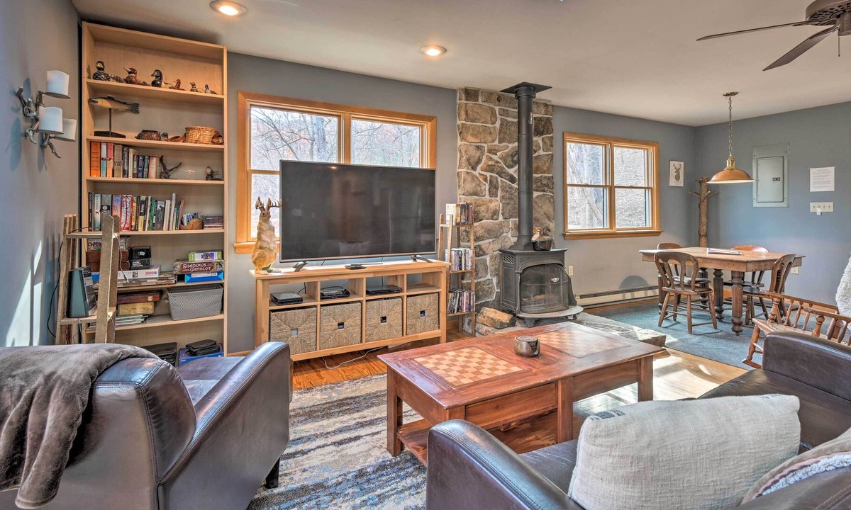 Great Cacapon Cabin | Pet-Friendly Riverfront Cabin with Patio + Yard!