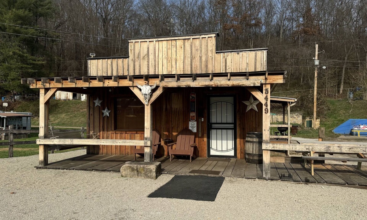 Buchtel Cabin | Pet Friendly Rustic Cabin near Hocking Hills in Nelsonville Ohio Unique Stay