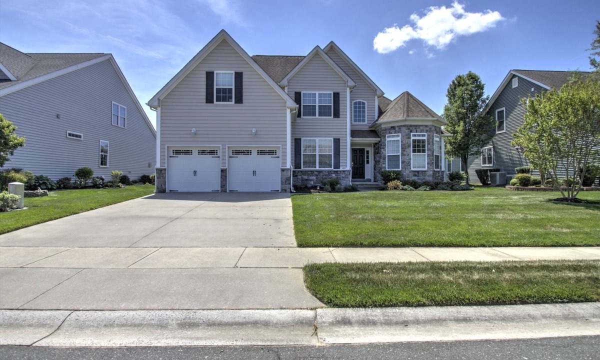 Villages of Five Points House | Pet Friendly, Sleeps 10, 2 Community Pools, 4 Bikes, and Free Amenities, 10 Mins to the Beach