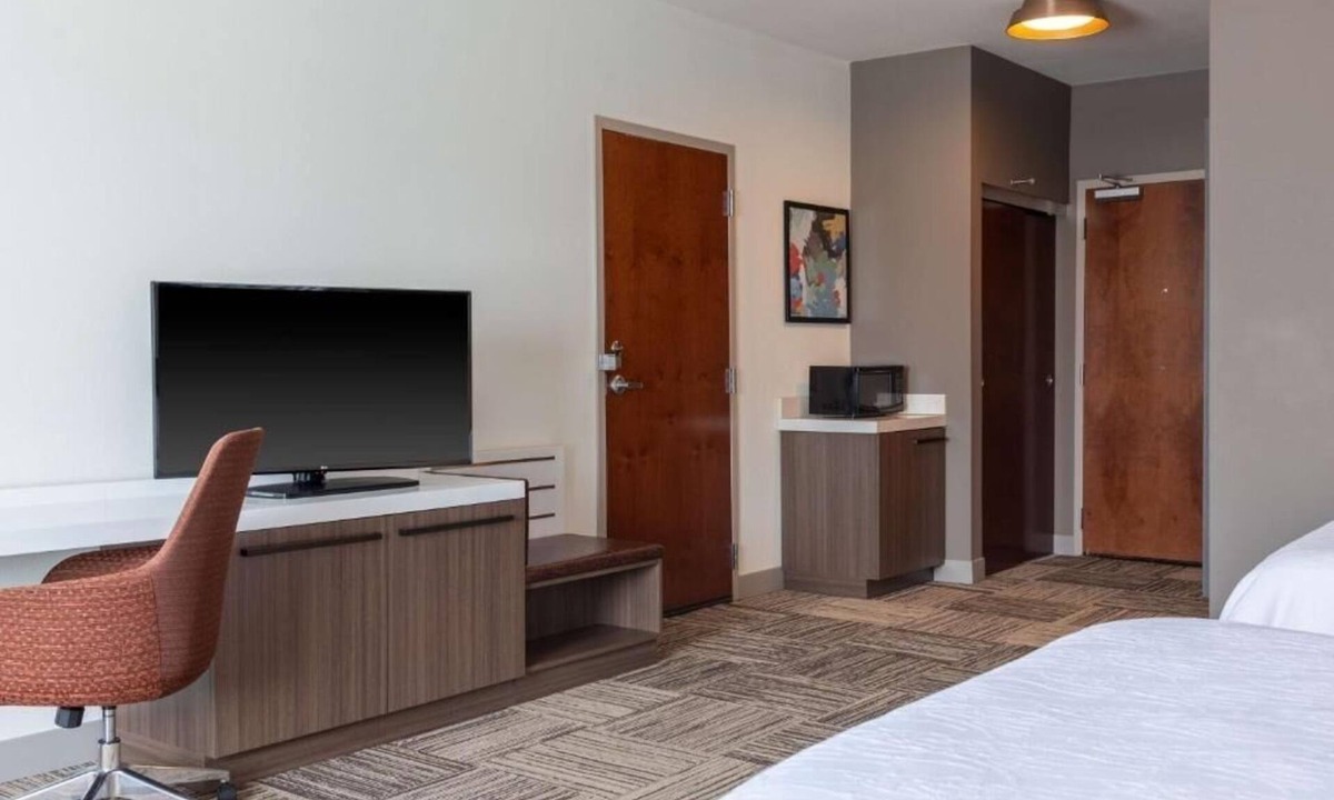 North Little Rock Hotel | Pet-Friendly Stay: Indoor Pool, Minutes from the Big Dam Bridge & Old Mill Park.
