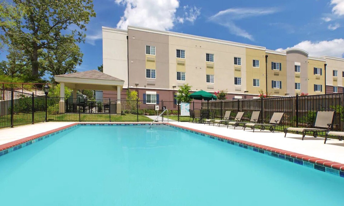 Hot Springs Hotel | Pet-Friendly Suite with Full Kitchen Close to Magic Springs Theme and Water Park