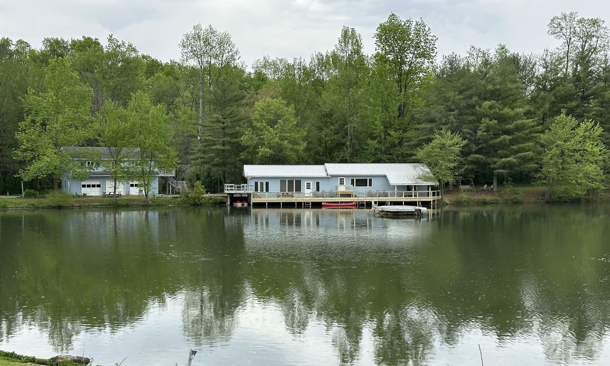 Albany Cottage | Pet Friendly Vacation Rental w/hot tub on 6-Acre Lake near Hocking Hills