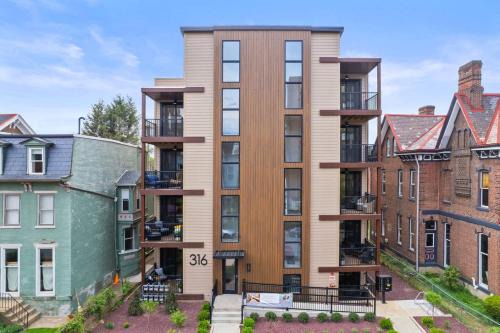 Shadyside Apartment | PFR Suites - Highland, 3BR 2BA Shadyside Condo, Penthouse Unit, 2 Decks, Off-Street Parking, 4th Floor Walkup