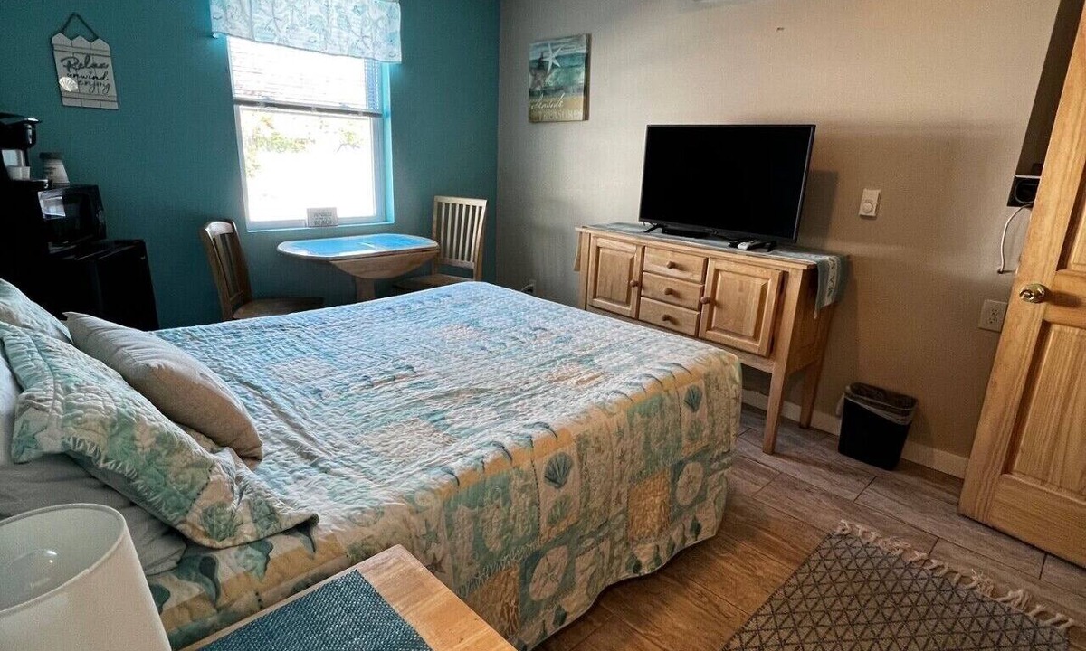 Old Orchard Beach Hotel | Pine View Lodge OOB - Ground Level Queen Room with Disability Access