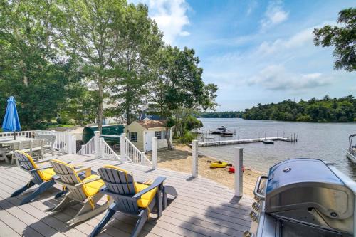 West Wareham House | Plymouth Getaway w/Private Lake Beach + Kayaks!