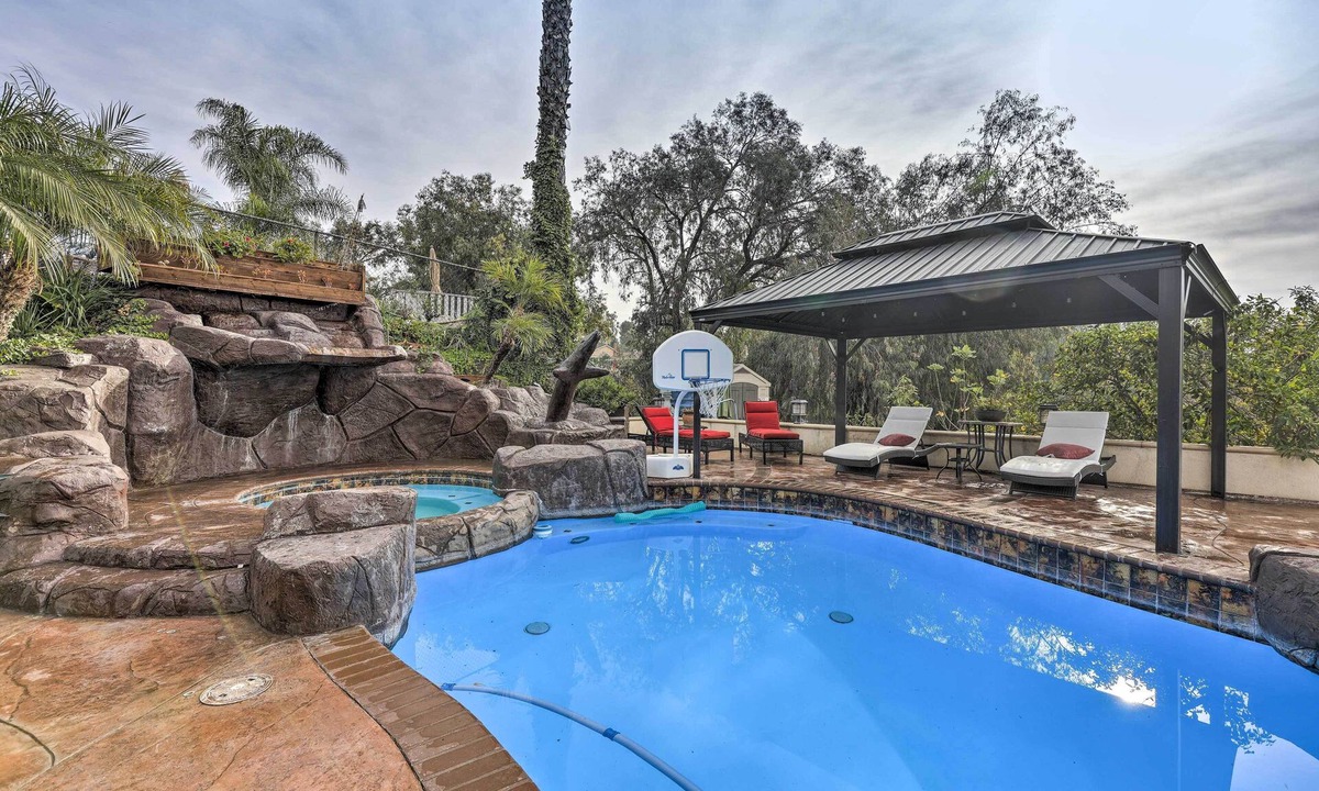 East Whittier House | Poolside Relaxation: Whitter Oasis 14 Mi to Disney