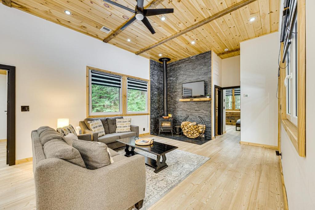 Thornton House | Porch & 1-Acre Yard: White Mountains Hideaway