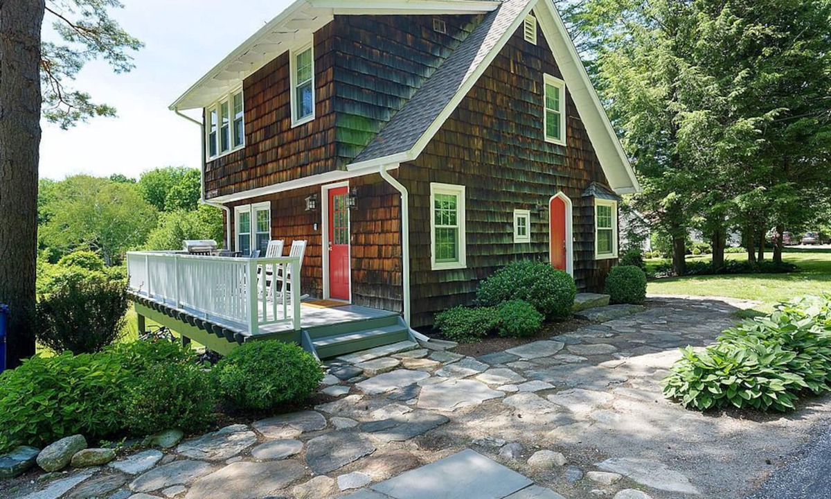 Cornwall Bridge Cottage | PoshPadsCT 2Hrs NYC,Tennis, Mohawk Mt & Lake 5 Mi. "MELIUS 1BR+Sofa Bed COTTAGE"