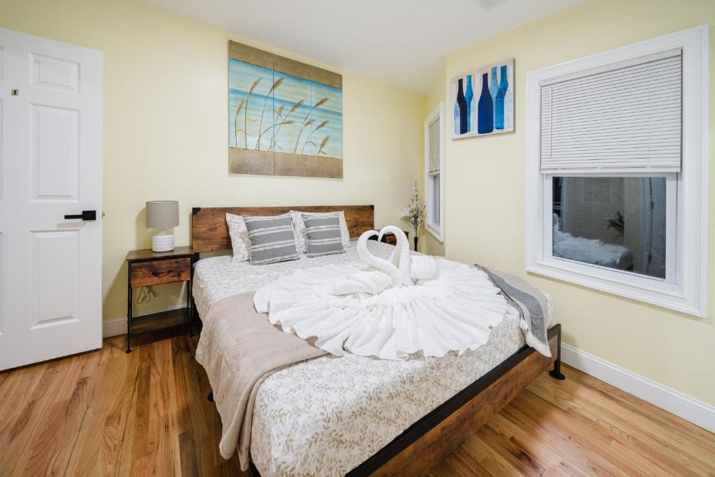 Milton Apartment | Pristine 5BR Milton Apt - Free Parking, Balcony, AC & TV 142