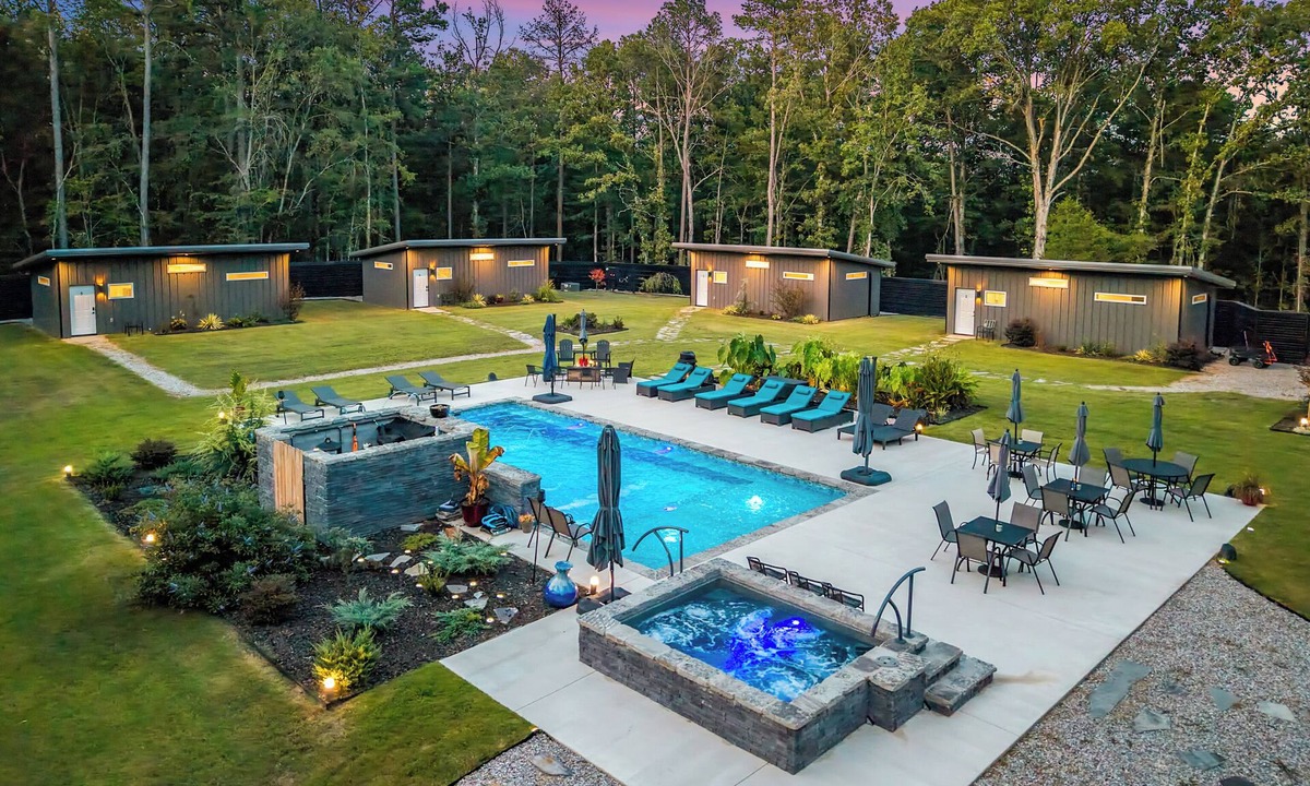 Royal House | Private Boutique Escape Near Lake Ouachita- Pool + Hot Tub - Sleeps 18