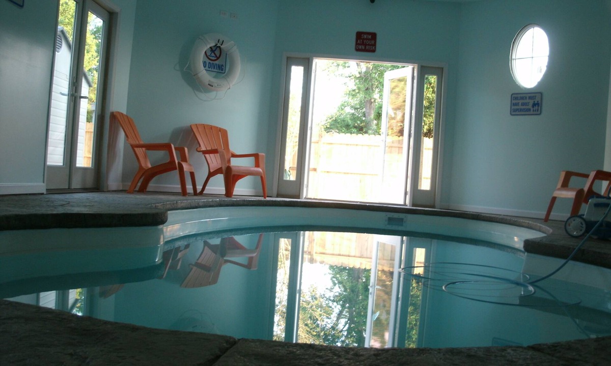 Country Club Estates House | Private-Indoor-Pool, 9BR & 6bth, 3 blks fr Beach & Nightlife too!