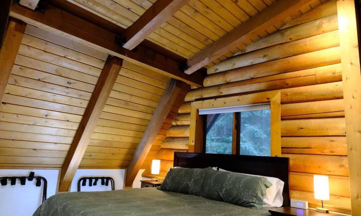 Back Loop Apartment | Private Log Home Apt w/King & Free Tram Tickets!