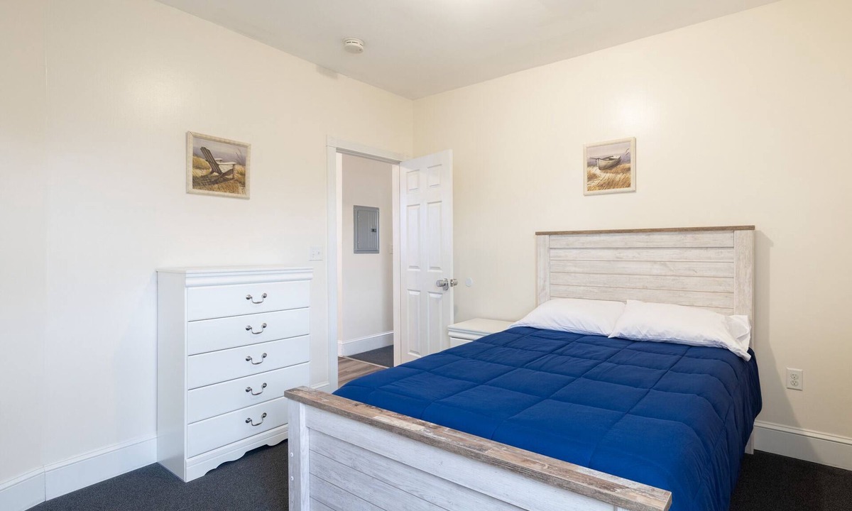 Hartford Apartment | Private, simple and relaxed urban apartment near everything with a large kitchen