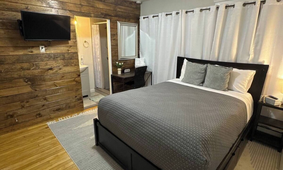 Brockton House | Private Suite w/Bath & Free Parking