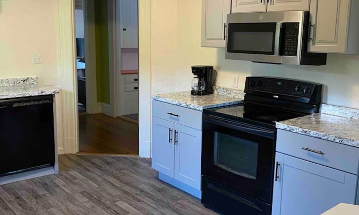 Holyoke Apartment | Quaint 2-bedroom apartment close to UMass Amherst great neighborhood in Holyoke