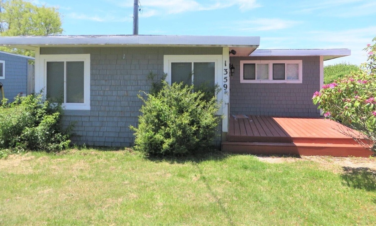 Point Judith House | Quaint Cottage on Scenic Ocean Rd - Close to Local Restuarants, Breakwater Village & Cronin Beach