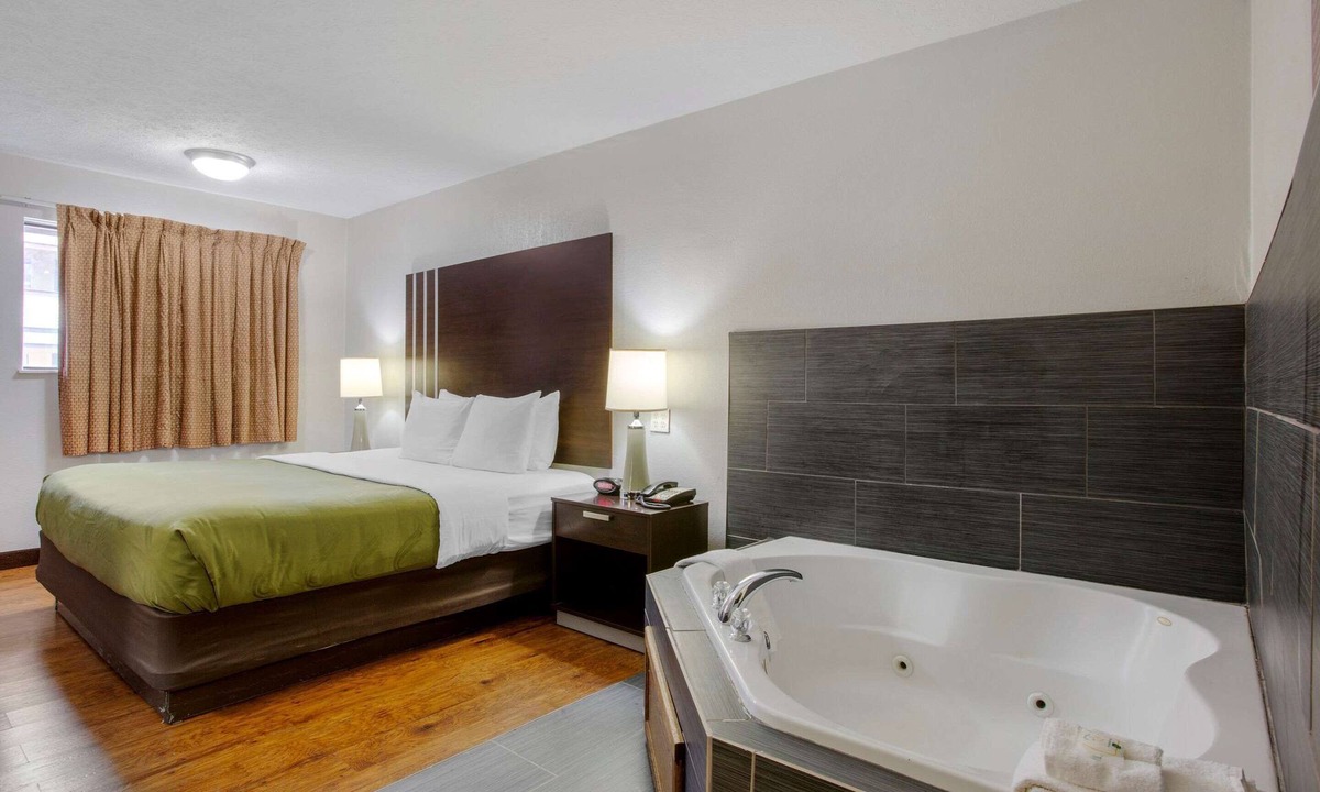 Summit Station Hotel | Quality Inn Columbus - East