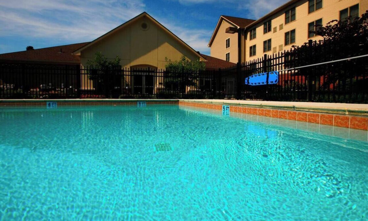Lexington Hotel | Queen Bed Suite | Free Breakfast & Parking |1.5 Miles from Cinemark Fayette Mall