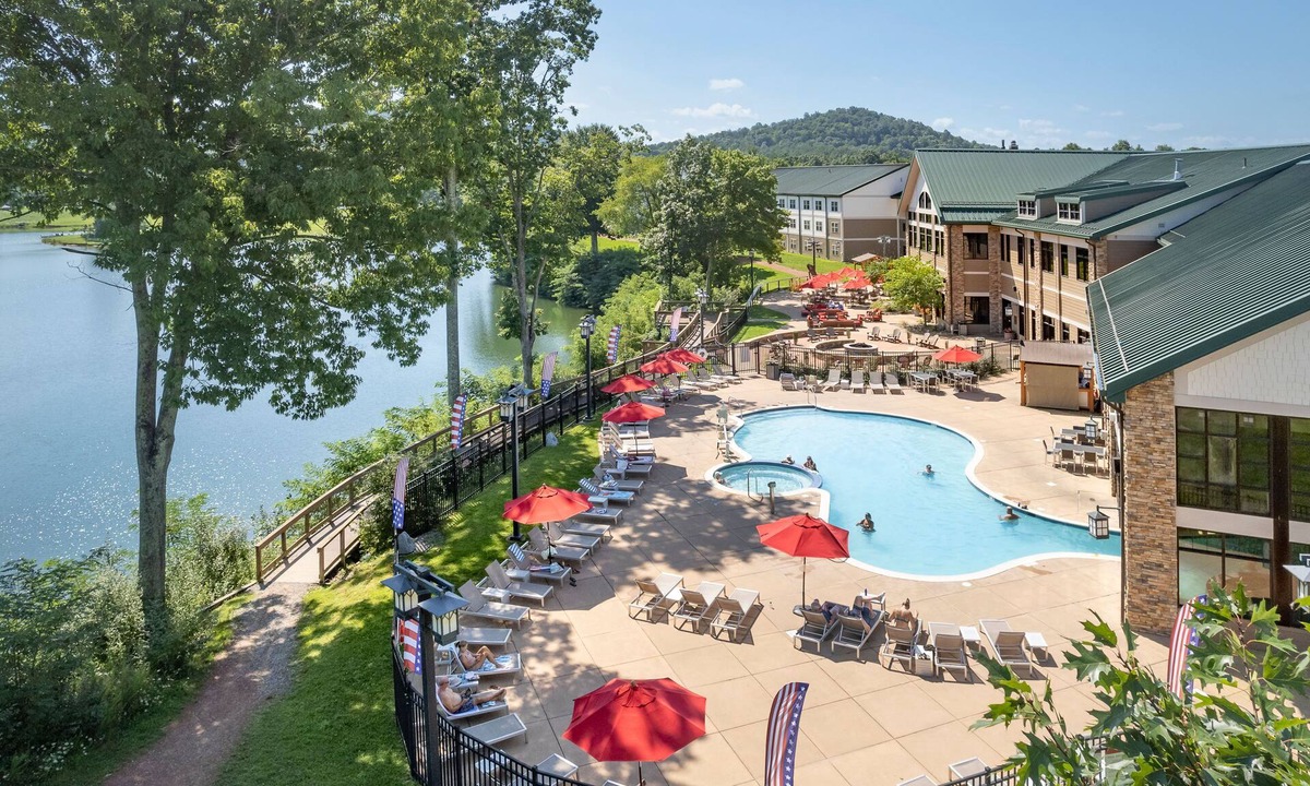 Roanoke Cabin | Queen Lodge | 2 Beds + Pet | No Hidden Fees