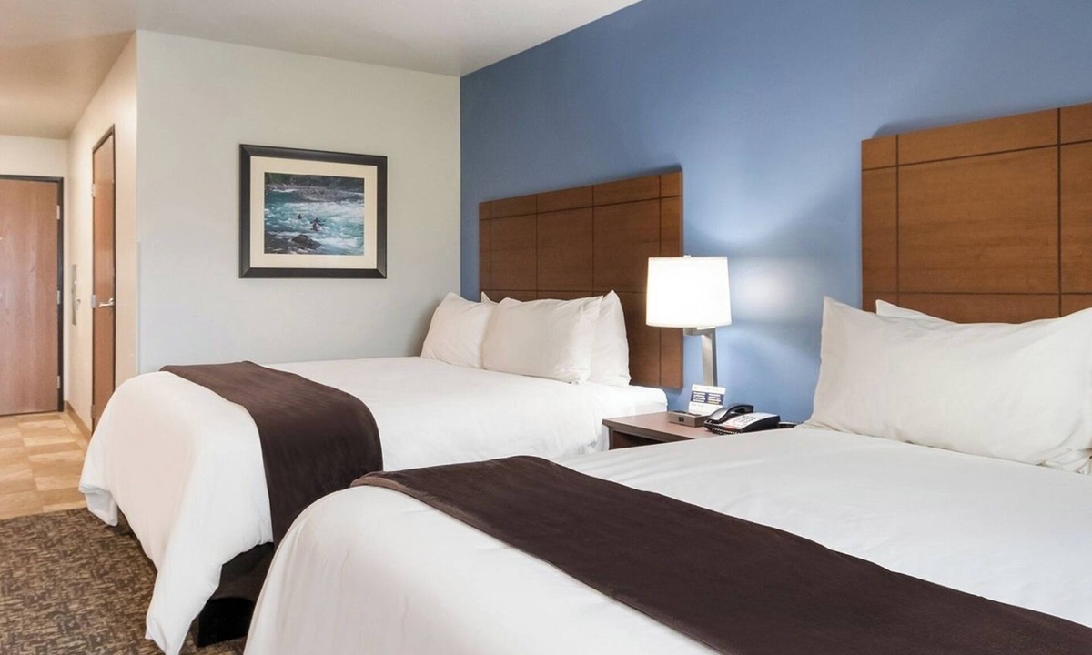 Ketchikan Hotel | Quiet 2 Queen Bed Room w/Kitchen & Scenic Views – Short Walk to Local Trails!