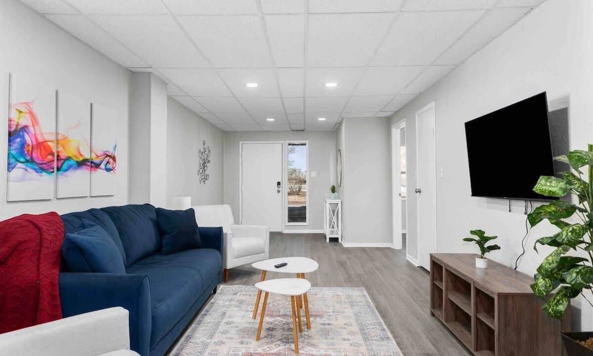 Riverside Apartment | Quiet 2BR Near Downtown KC | Free Parking