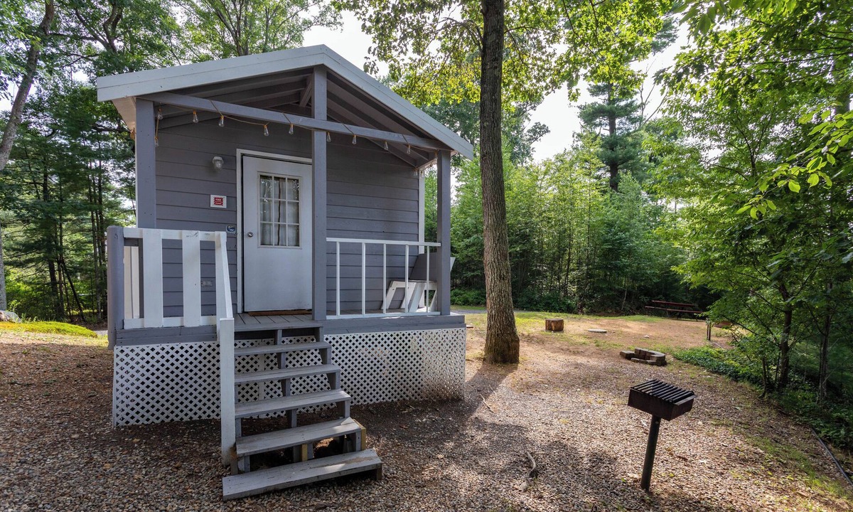 Brimfield Cabin | Quiet and Cozy Campground Cabin near the lake
