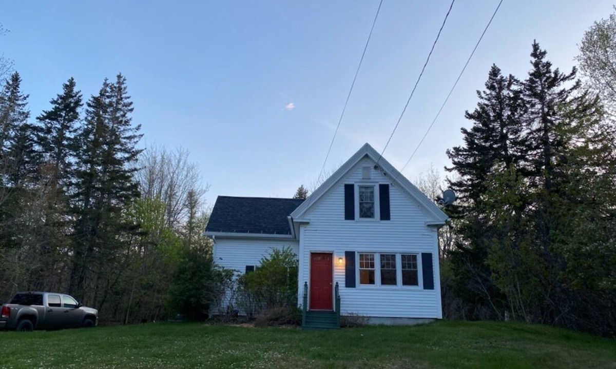 Lamoine House | Quiet charming rural Acadia house 15 min to Ellsworth, 30 min to Bar Harbor MDI