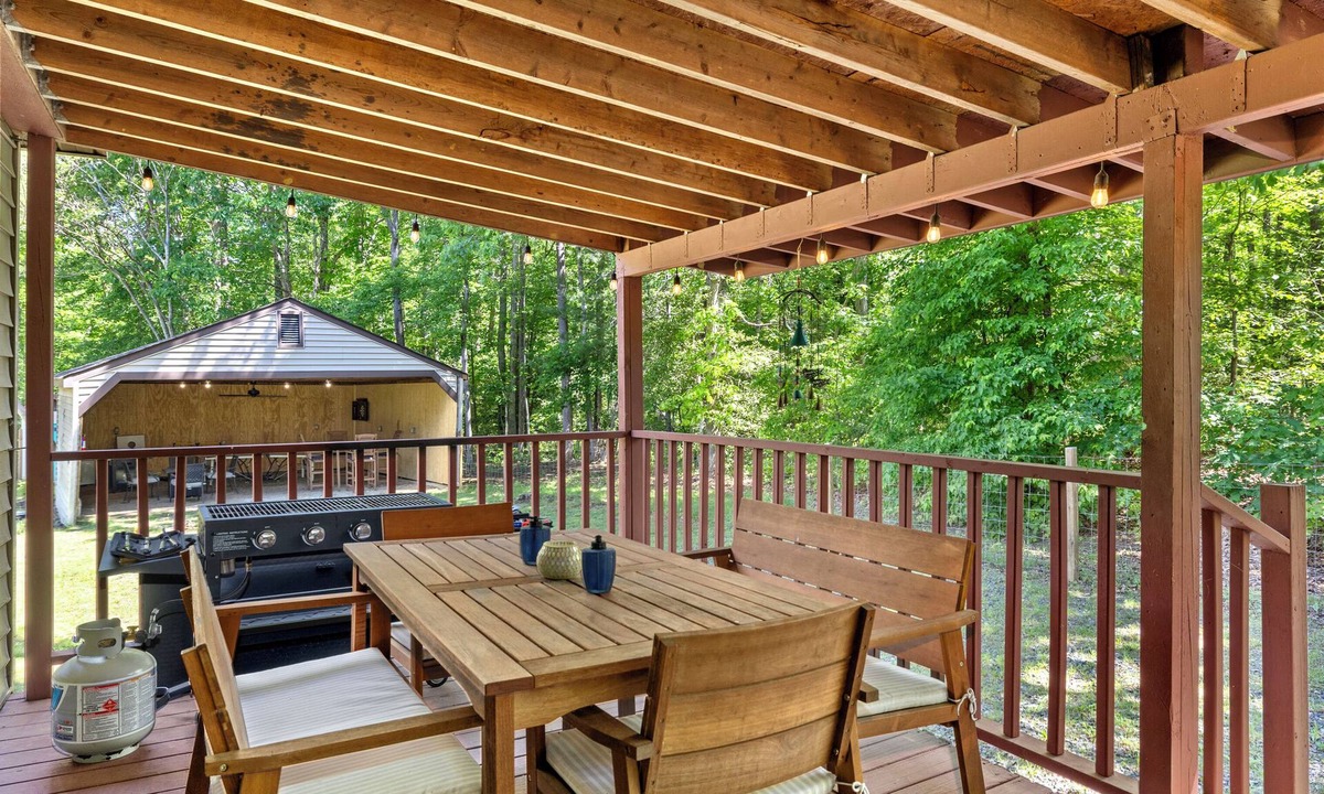 Livingston House | Quiet Lake Anna Rental-4min walk! King bed/Game Barn/fire pits/dock