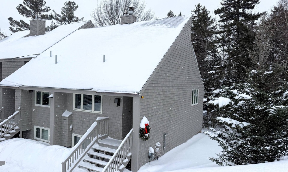 Bretton Woods House | R1 Renovated ski-in ski-out condo in Bretton Woods with fireplace