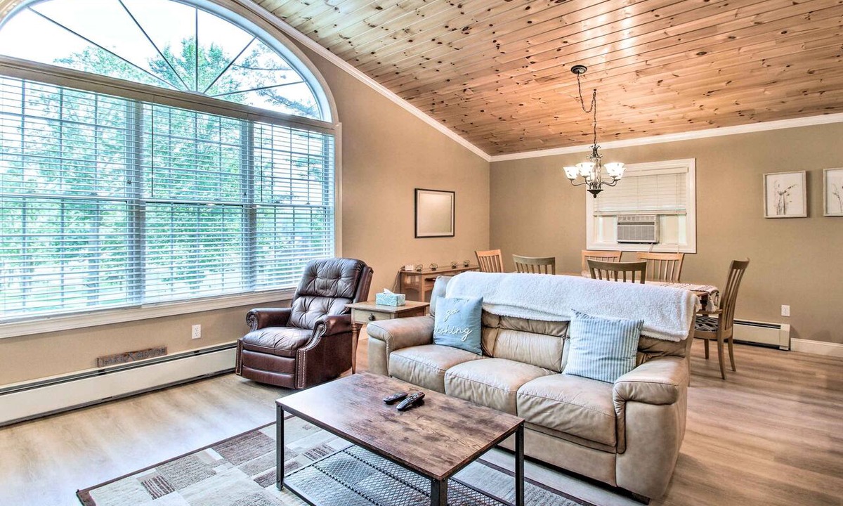 Readfield Cottage | Readfield Retreat w/Lake Maranacook Views!