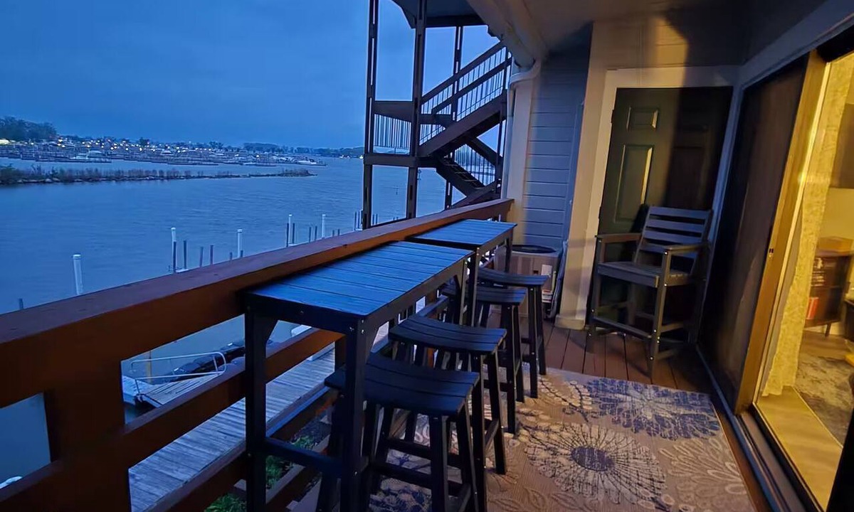 Gypsum Condo | Recently renovated lake View Condo with balcony