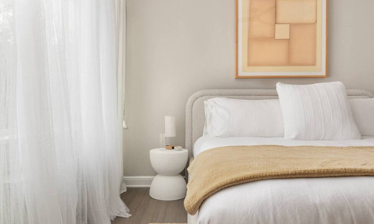 Radnor - Fort Myer Heights Apartment | Refined 2 King Bed apartment, Free Parking & Metro
