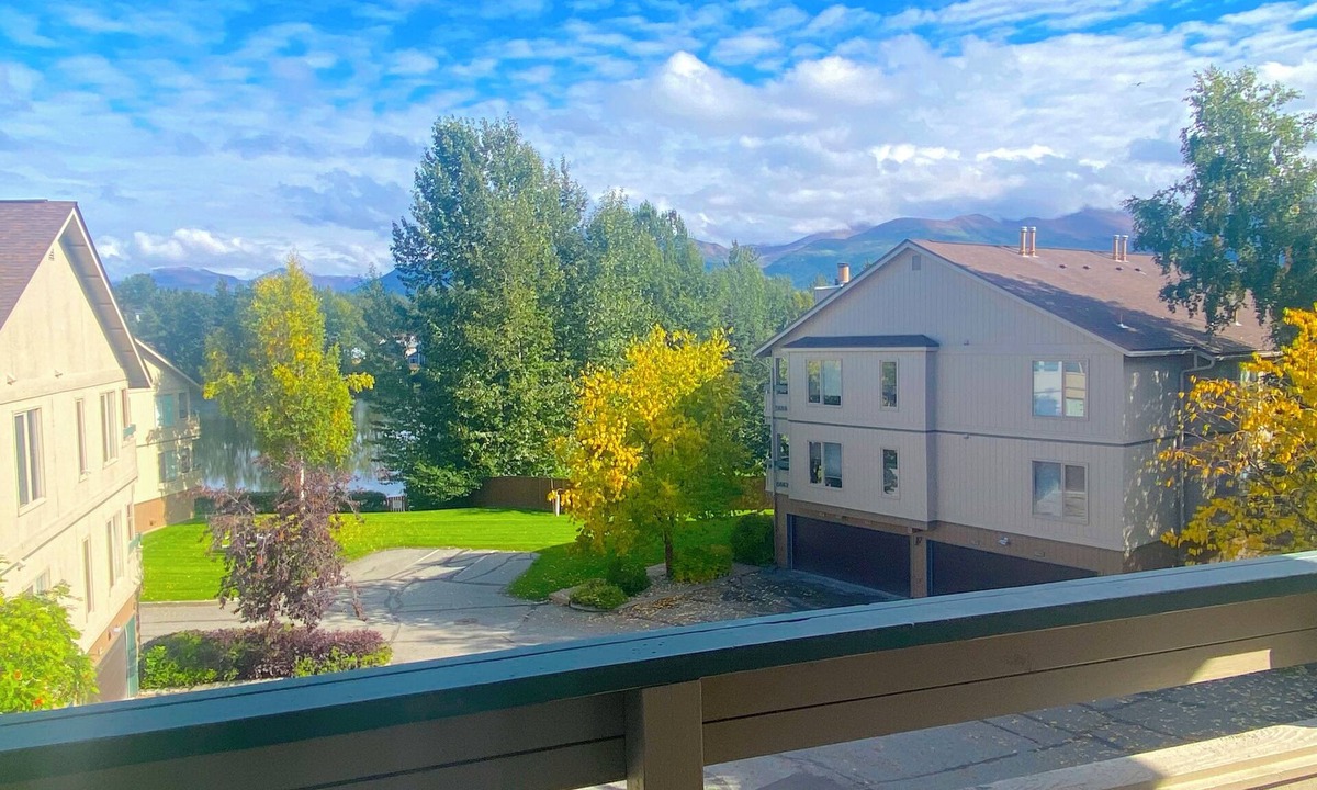 University Area Condo | Reflection Lake in UMED District: a tranquil setting in midst of an active city