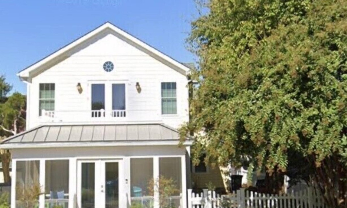 South Rehoboth House | Rehoboth Beach 6 BR In-Town Dog Friendly~Walk Everywhere ~Made Beds Included!