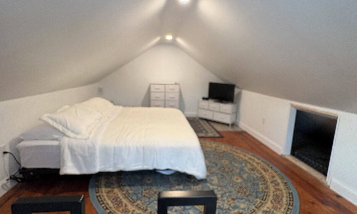 Portsmouth Apartment | Relax and still be close enough to the Newport Scene.