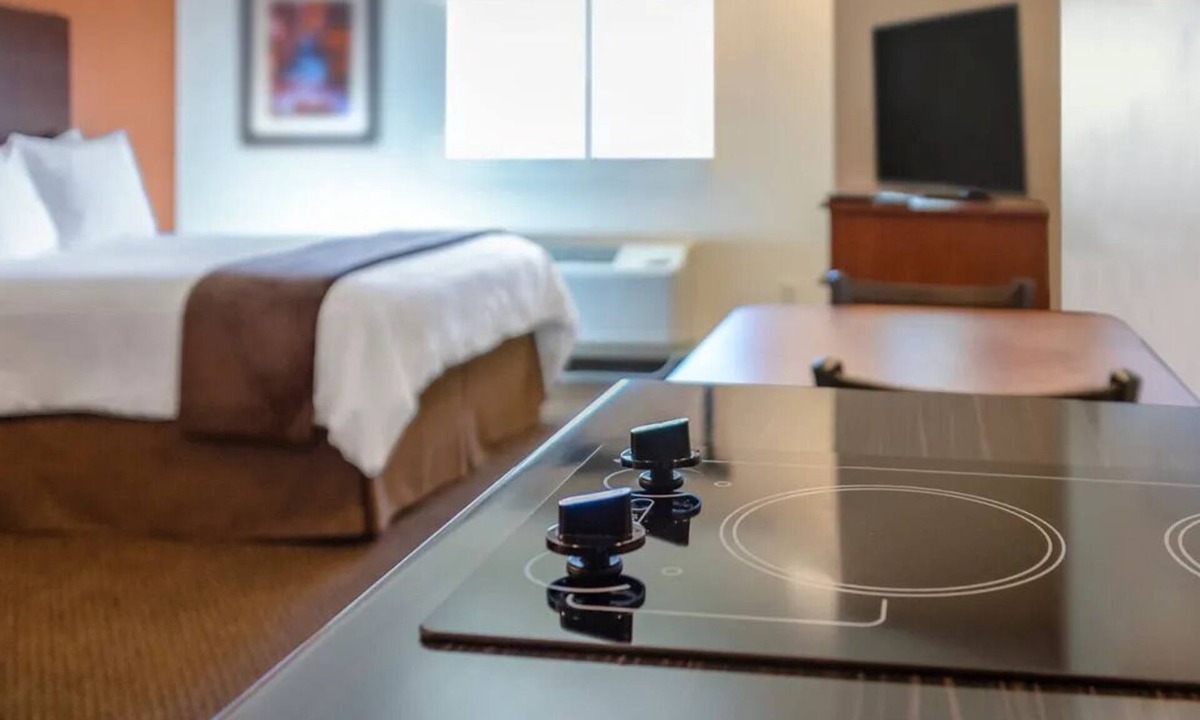 Brookings Hotel | Relax & Explore Brookings – Queen Bed w/Recliner and Full Kitchen Included