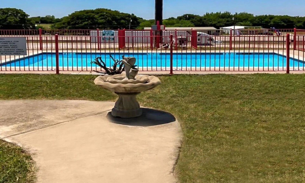 Decatur Hotel | Relax in a Clean Budget Room Close to Local Shops & Restaurants in Decatur