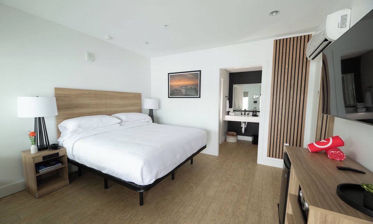 Rehoboth Beach Hotel | Relax in Rehoboth Beach with Outdoor Fireplace, Free Weekend Breakfast & Parking