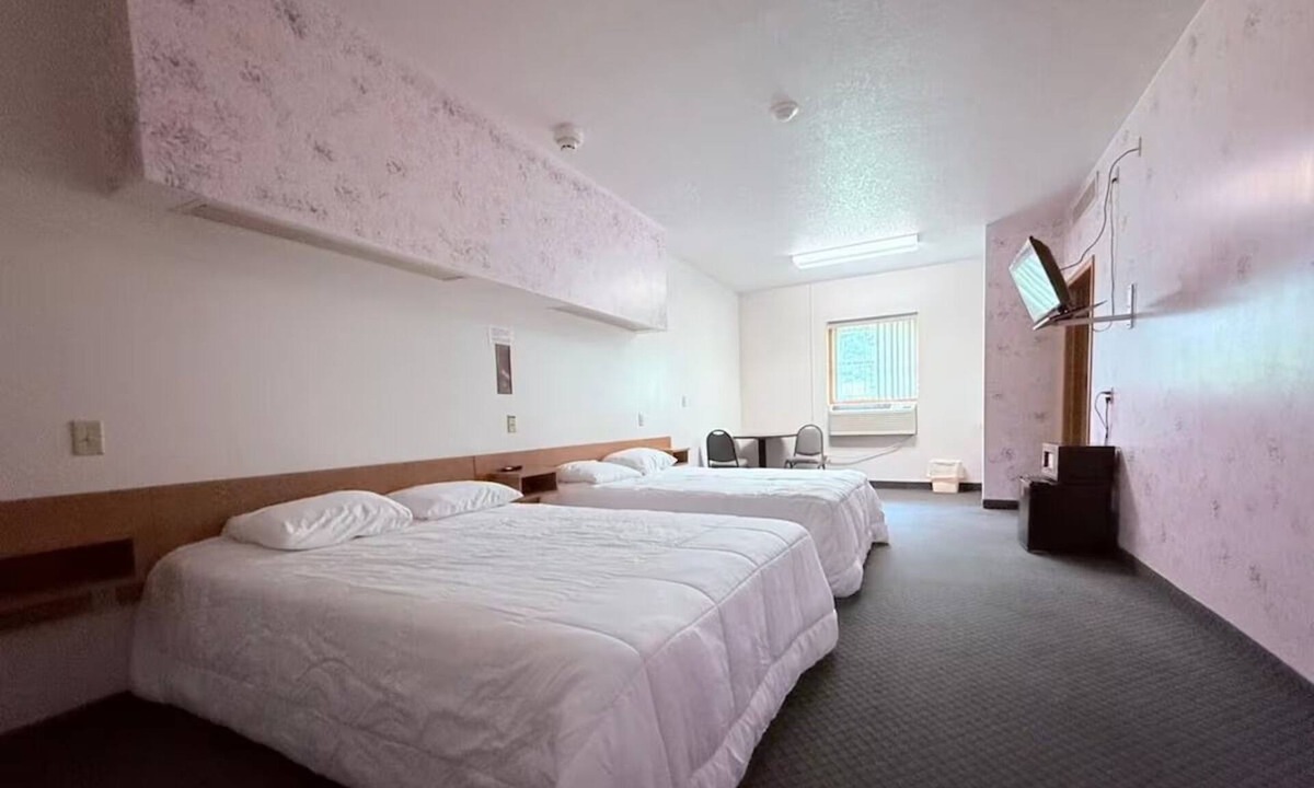 Ida Grove Hotel | Relax in Three Spacious Rooms w/Chic Castle Décor + Microwave, Tea Maker