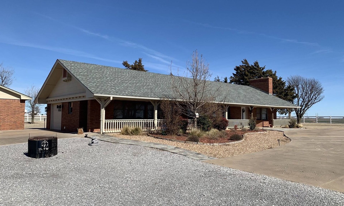 Goltry House | Relaxing, open space farm stay with cattle, downstairs den, fireplace, pooltable