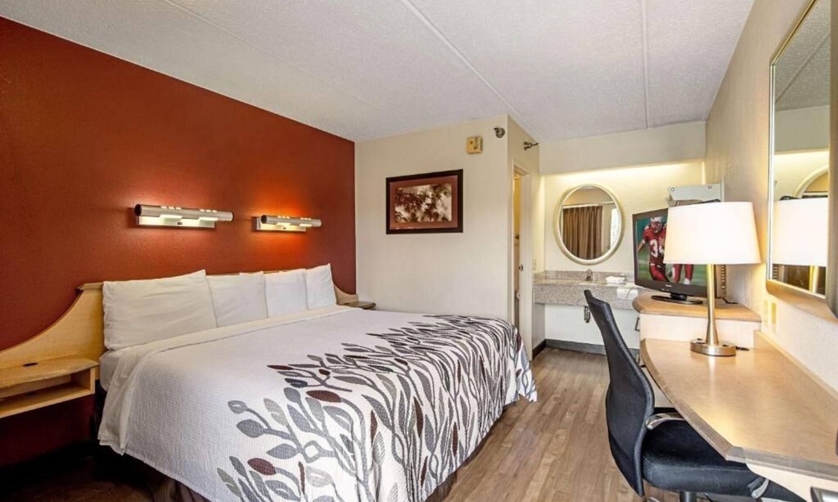 North Canton House | Relaxing Room Near Akron-Canton Airport, Ideal for Travelers on the Go