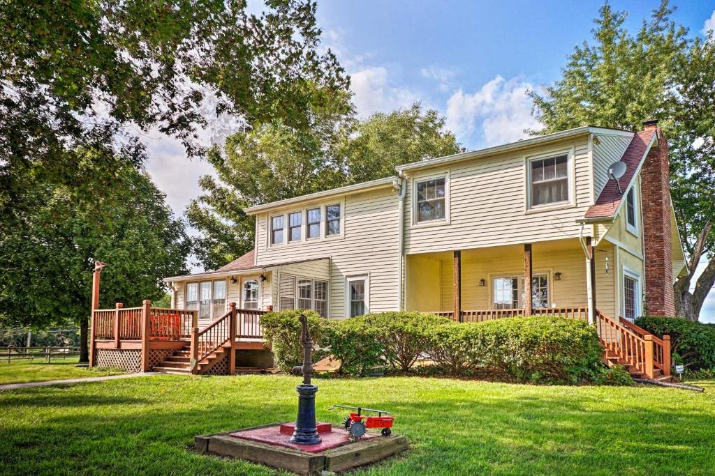 Liberty House | Remodeled Historic Farmhouse ~ 20 Mi to KC!