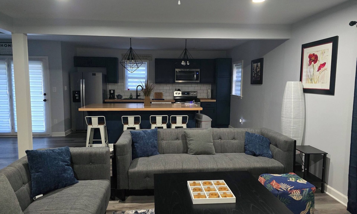 Columbia House | Remodeled Home King Bed Sleeps 8