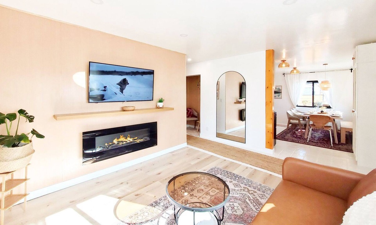 Santa Ana House | Remodeled Twin Duplex 3-Bedroom Home, close to airport, beach, Disney, shopping