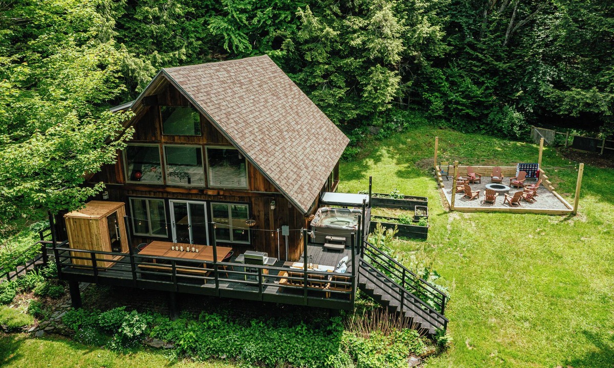 Waterbury Center House | Retro 70's Throwback Chalet-Sleeps 12-Game Room-Fire Pit-Bunk Room-Hot Tub-Sauna