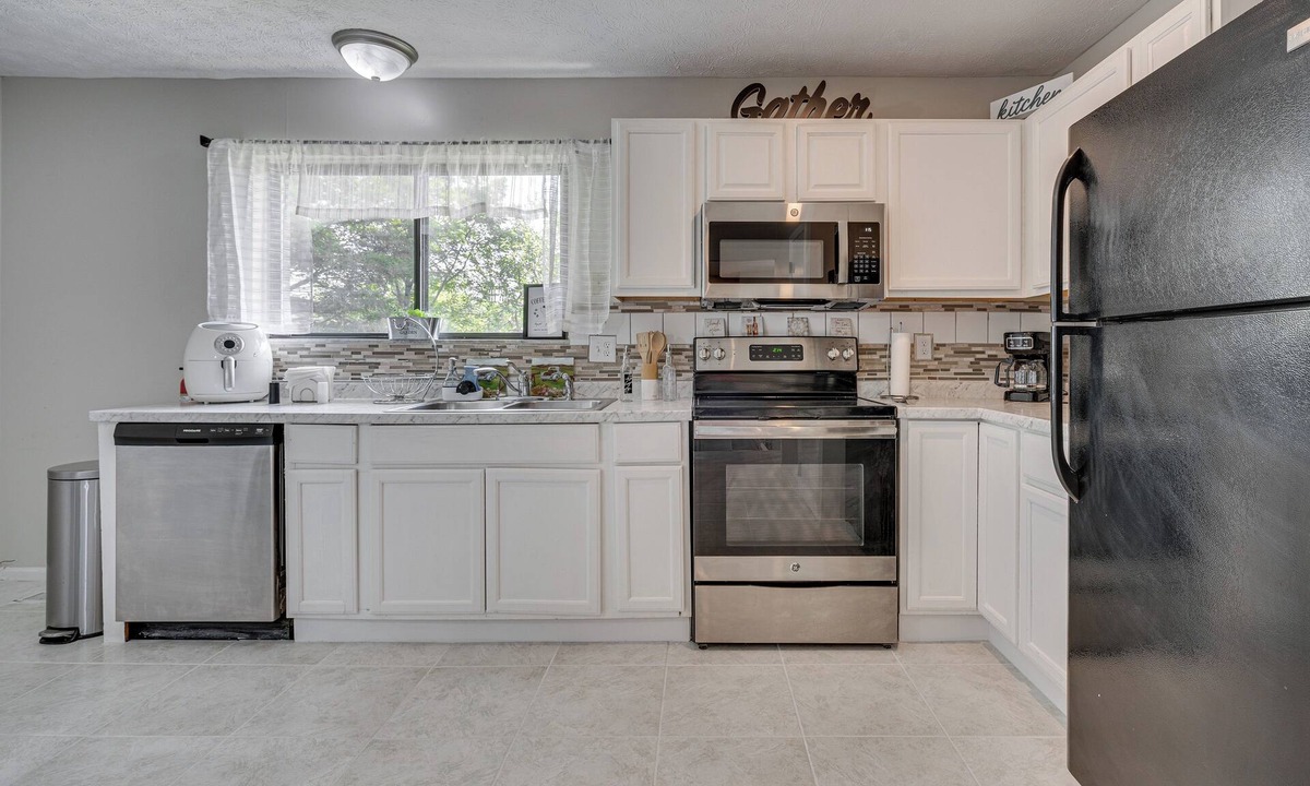 Reynoldsburg House | Reynoldsburg Home w/Patio ~ 11 Mi to Columbus!