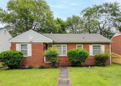 Richmond House | RF Central location w fenced backyard FIRE-PIT