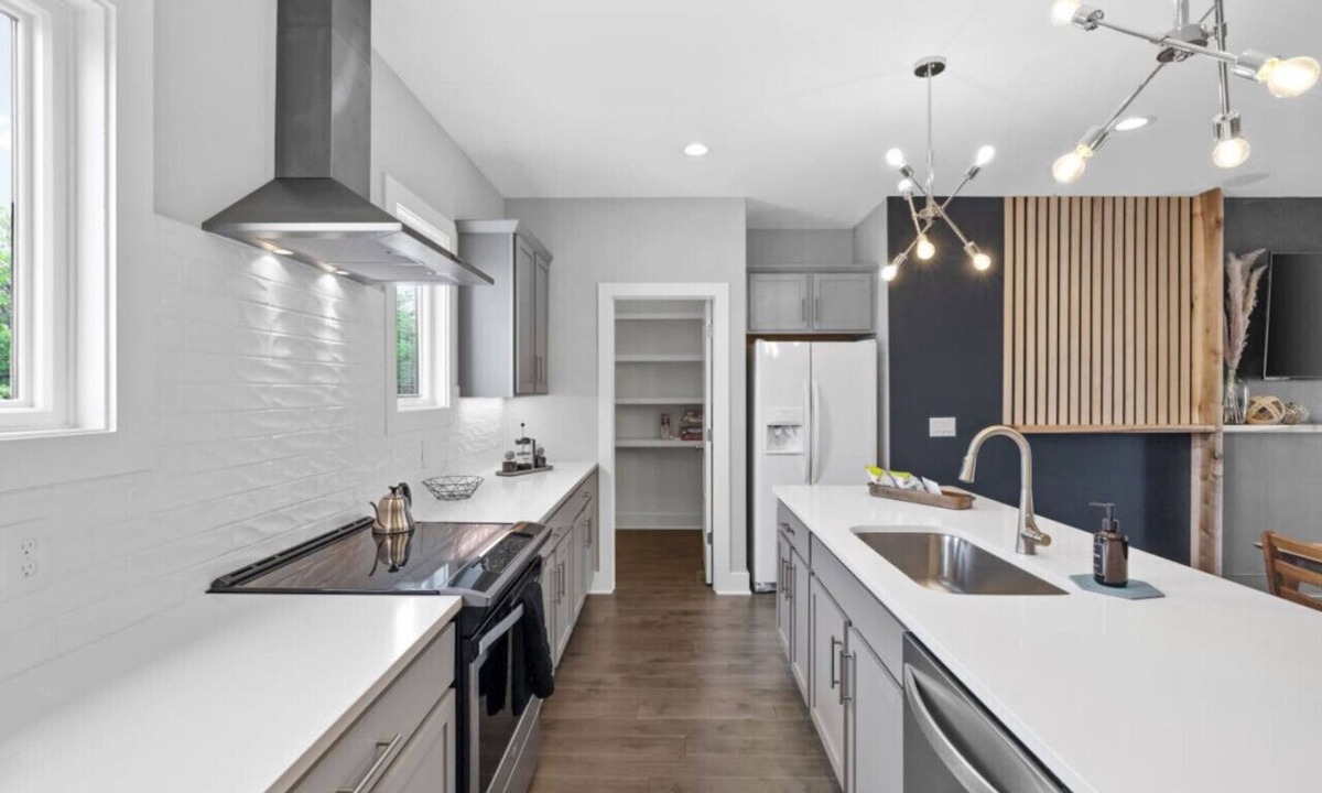 Katie Hill Neighborhood Villa | Rhythm and View - Broadway, Groups, Secure Garage