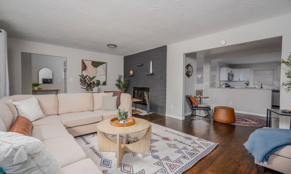 Gahanna House | Ridge Roost: Mid-Century Charm, Modern Comforts near Downtown Gahanna