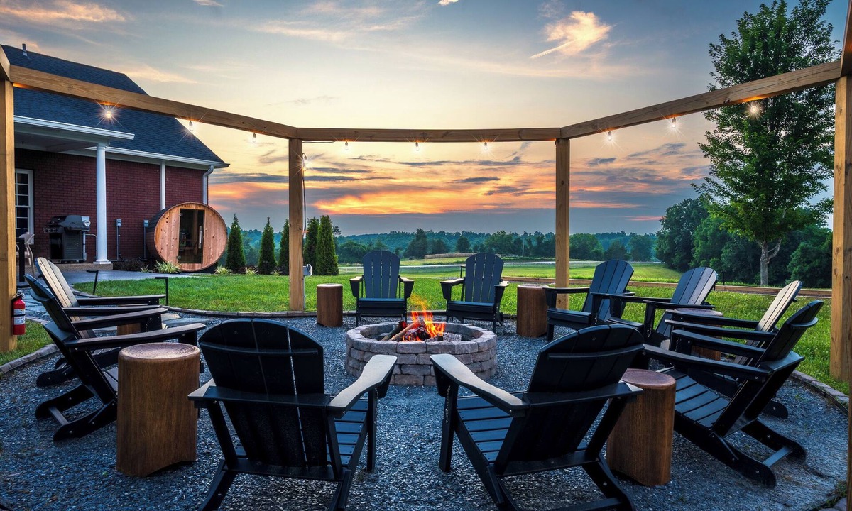 Chaplin Bed & Breakfast | Ridgemont Reserve-100"TV-Pool Table-Hot Tub-Sauna-Games-Sleeps 18-Pets ok